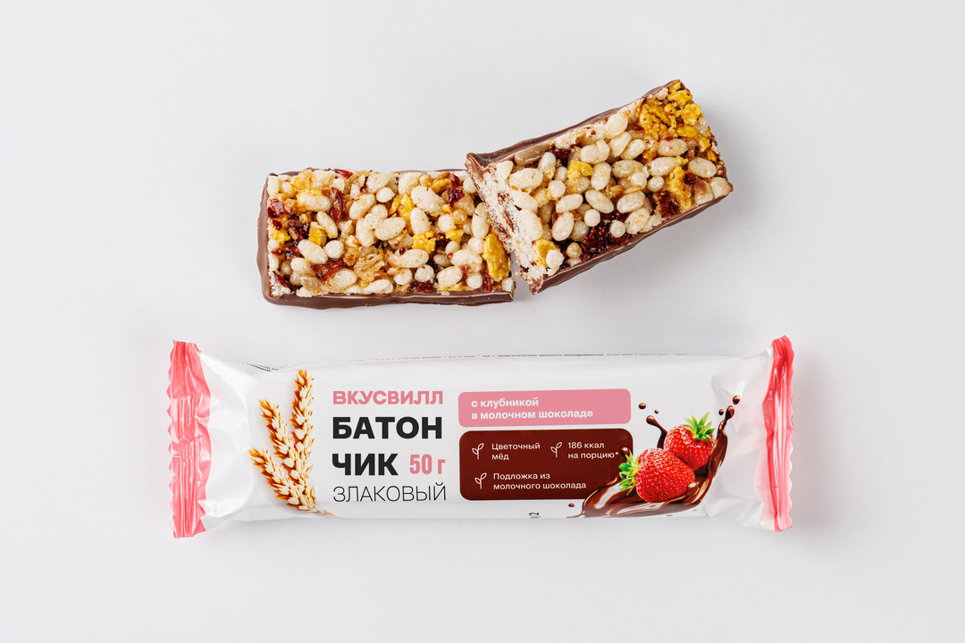 Батончик злаковый с клубникой в молочном шоколаде